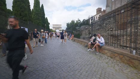 Rom-Immersiver-POV:-Umzug-In-Belebten-Straßen-Zur-Chiesa-Santi-Luca-E-Martina,-Italien,-Europa,-Gehen,-Wackelig,-4k-|-Große-Menschenmengen-Auf-Schmaler-Backsteinstraße