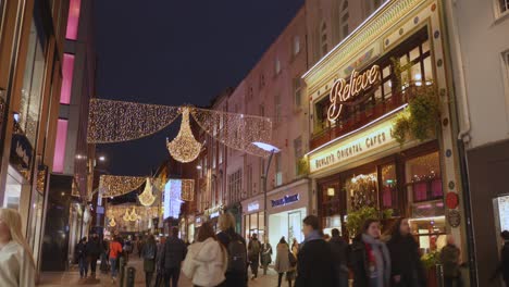 Calle-Comercial-Con-Adornos-Navideños-En-Dublín,-Irlanda