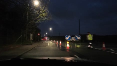 Conducir-De-Noche-Tormenta-Daños-Por-Inundaciones-Trabajadores-Cierran-Caminos-Para-Camiones-De-Drenaje