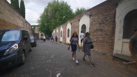 Rom-Immersiver-POV:-Umzug-In-Belebten-Straßen-Zur-Chiesa-Santi-Luca-E-Martina,-Italien,-Europa,-Gehen,-Wackelig,-4k-|-Touristen-In-Der-Nähe-Einer-Steinmauer