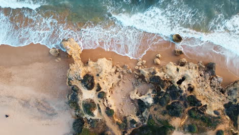 Experimente-La-Tranquila-Belleza-De-La-Costa-Rocosa-De-Portugal-Desde-Una-Serena-Vista-De-Pájaro.