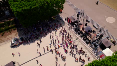 El-Animado-Escenario-Del-Mitin-Del-Orgullo-Gay-Reúne-A-Diversas-Multitudes-En-Celebración.