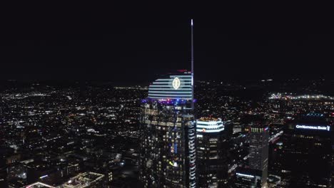 Los-Angeles-Ca-Usa,-Vista-Aérea-Del-Rascacielos-Wilshire-Grand-Center-Y-El-Centro-De-La-Ciudad-Por-La-Noche