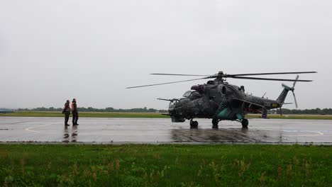 Die-Rotorblätter-Eines-Großen-Kampfhubschraubers-Drehen-Sich-Und-Bereiten-Das-Startmanöver-Vor