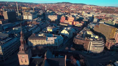 Drone-Aéreo-De-Oslo-En-La-Iglesia-Catedral-Domkirke-De-Oslo-Durante-La-Puesta-De-Sol