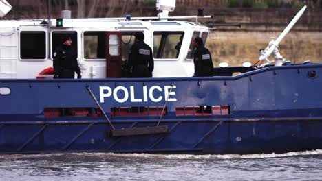 Barco-Policial-Desplegado-En-Canales-De-Agua-De-Francia-Para-Luchar-Contra-Cualquier-Tipo-De-Delito-Y-Violencia.