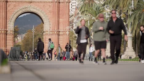 Arco-De-Triunfo-Y-Multitud-De-Turistas-En-Cámara-Lenta,-Día-Cálido-Y-Soleado.