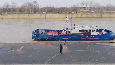 Policía-Del-Agua-La-Policía-Nacional-Francesa-Está-Desplegada-Para-Garantizar-La-Seguridad-Interna-De-Francia-Recogiendo-Escombros-Del-Cuerpo-De-Agua