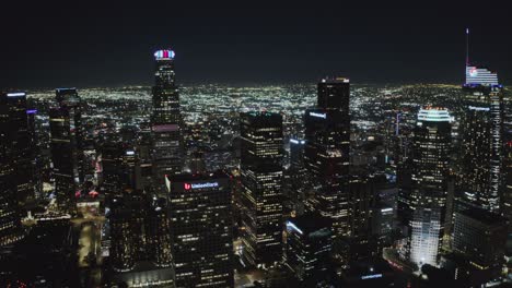 El-Centro-De-Los-Ángeles-Por-La-Noche,-Vista-Aérea-De-Luces-Brillantes-En-Rascacielos-Y-Calles.