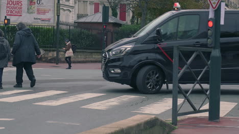 Zwei-ältere-Frauen-überqueren-Eine-Straße-In-Einem-Vorort-Von-Saint-Mandé,-Île-de-France