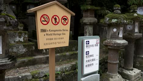 Holzschild-Am-Kasuga-Taisha-Schrein-Mit-Verbotenen-Gegenständen