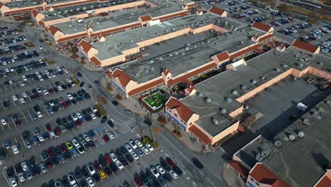 Toma-Aérea-De-Arriba-Hacia-Abajo-De-Autos-Estacionados-En-Un-Centro-Comercial-Durante-La-época-Navideña