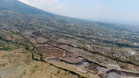 Paisaje-Agrícola-árido-De-Indonesia-Durante-La-Temporada-De-Sequía,-Vista-Aérea