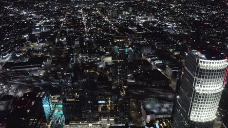 Tráfico-Y-Edificios-En-El-Centro-De-Los-Angeles-Ca-Usa-Por-La-Noche,-Vista-Aérea