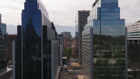 Vuelo-Aéreo-Entre-Edificios-De-Oficinas-En-El-Distrito-Financiero