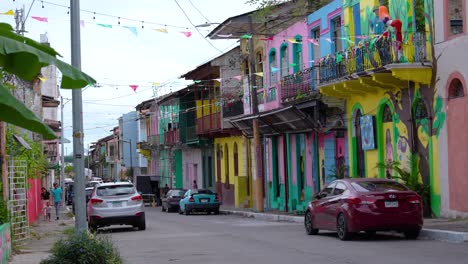 Panama-Stadt,-Panama---3.-Dezember-2023:-Eine-Straße-Mit-Bunten-Alten-Gebäuden