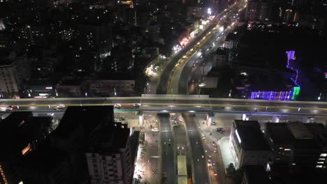 Rajkot-Luftdrohnenansicht-Geht-über-Die-Brücke-Und-Viele-Fahrzeuge-Fahren-über-Die-Brücke