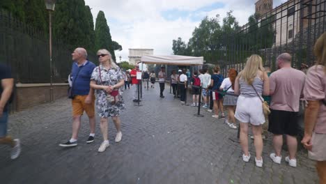 Rom-Immersiver-POV:-Umzug-In-Belebten-Straßen-Zur-Chiesa-Santi-Luca-E-Martina,-Italien,-Europa,-Gehen,-Wackelig,-4k-|-Große-Menschenmenge-Entlang-Der-Straßen-In-Der-Nähe-Von-Ruinen