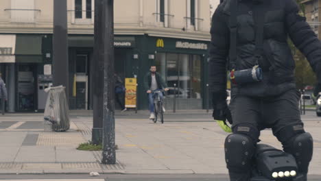 Toma-En-Cámara-Lenta-De-Un-Hombre-Montado-En-Un-Scooter-Eléctrico-Monociclo,-Vincennes-Francia