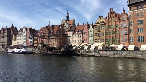 Danzig,-Polen-Mit-Dem-Fluss-Stara-Motlawa-Mit-Historischen-Schiffen,-Die-An-Sonnigen-Sommertagen-Touren-Für-Touristen-Anbieten