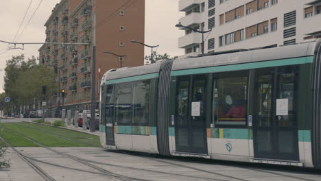 4K-Tramway-Streetcar-Leaving-Station,-Vincennes,-Île-De-France