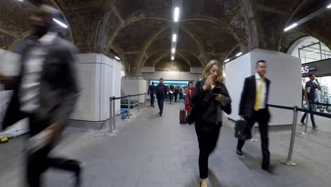 Timelapse-Caminando-Por-La-Estación-Del-Puente-De-Londres-En-Hora-Punta