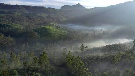 La-Toma-Aérea-De-Un-Dron-No-Es-Una-Cámara,-Por-Lo-Que-Se-Ven-Muchas-Montañas-Alrededor-Y-Se-Ve-Mucha-Niebla.