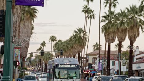 Banner-Del-Festival-Internacional-De-Cine-De-Palm-Springs-En-La-Calle-En-El-Centro-De-Palm-Springs,-California,-Con-La-Cámara-Inclinada-Hacia-La-Calle