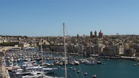 Vista-Del-Puerto-Deportivo-De-Yates-Vittoriosa,-Tomada-Desde-Lo-Alto-Del-Fuerte-Saint-Angelo.