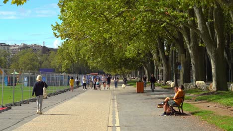 Viele-Menschen-Kommen-Zur-Promenade-Jacquet,-Um-Sport-Zu-Treiben-Oder-Einfach-Nur-Die-Sonnigen-Tage-Zu-Genießen