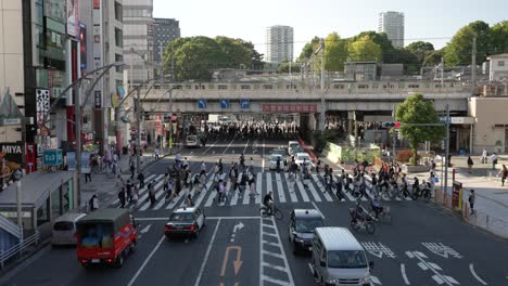 Der-Routinemäßige-Akt-Des-Überquerens-Der-Straße-In-Eine-Filmische-Darstellung-Des-Städtischen-Lebens