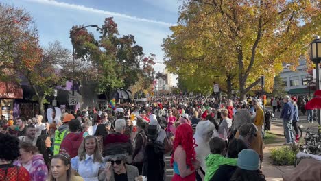 Multitudes-De-Personas-Disfrazadas-Caminando-Celebrando-Halloween.