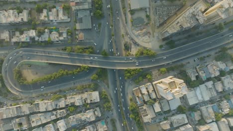 Vista-Aérea-Superior-Del-Hermoso-Paso-Elevado-Del-Vivero-Y-La-Carretera-Shahrah-e-faisal-En-Karachi,-Pakistán