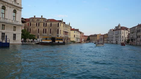 Traghetto-Navigiert-Mit-Motorbooten-Und-Gondeln-Durch-Den-Venezianischen-Kanal-Und-Macht-Sich-Auf-Den-Weg-Zum-Dock