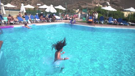 Chica-Saltando-A-Una-Piscina-Durante-El-Verano,-Cámara-Lenta