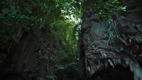 Gruppe-Von-Touristen,-Die-Blaue-Helme-Tragen-Und-Die-Eishöhle-In-Thailand-Erkunden