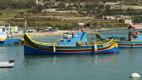 Fischerboot-Vor-Anker-Im-Dorf-Marsaxlokk