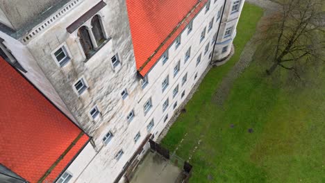 Historisches-Gebäude-Der-Sterbehilfeanstalt-Hartheim-Bei-Alkoven-In-Oberösterreich