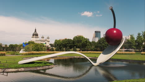 Icónico-Puente-Cuchara-De-Minneapolis-Y-Escultura-De-Cerezo-En-Un-Día-Soleado