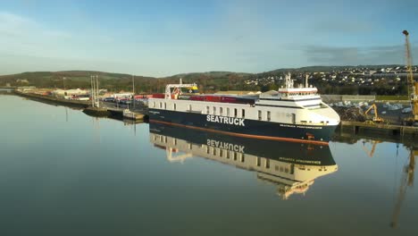 Seatruck-Ferry-Atracado-En-El-Puerto-De-Omeath,-Condado-De-Louth,-Irlanda