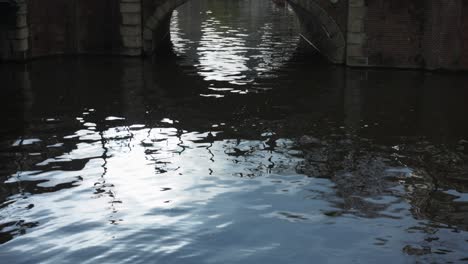 Spiegelgracht-canal-with-Rijksmuseum-in-background,-Amsterdam-city,-Netherlands