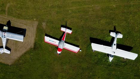 Luftaufnahme-über-Propellerflugzeugen,-Auf-Einem-Freizeitflugplatz-Für-Leichtflugzeuge,-In-Torbacka,-Degerby,-Finnland---Schraubenzieher,-Drohnenaufnahme