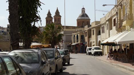 Straßenansicht-Von-Marsaxlokk-Mit-Der-Pfarrkirche-Im-Hintergrund