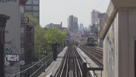 Metro-En-Plataforma-Elevada-Desde-Lejos-Tirando-A-La-Estación