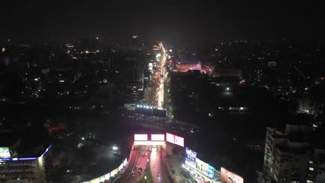 Vista-Aérea-De-Drones-De-Rajkot,-Muchos-Vehículos-Pasan-Por-Debajo-Del-Puente