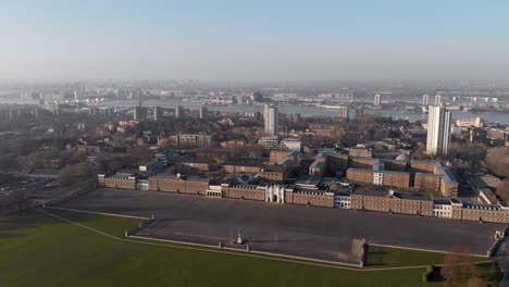 Antena-Del-Cuartel-De-Artillería-Real,-El-Horizonte-De-Londres-Y-El-Río-Támesis