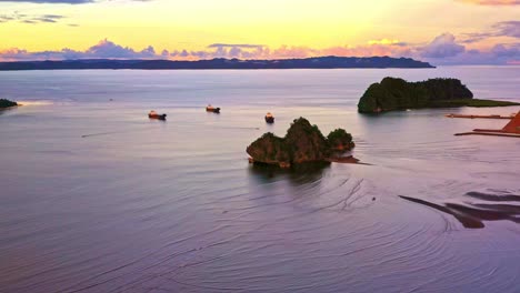 Islas-Oceánicas-Con-Barcazas-Mineras-Esperando-En-Taganito-Claver-Antena