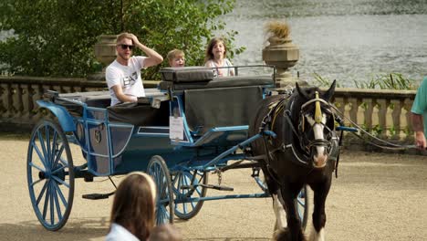 Papá-Y-Niños-En-Un-Carruaje-De-Caballos-Azul-En-Los-Jardines-De-Trentham-En-Un-Día-Soleado