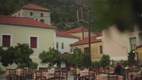 Los-Caballeros-Mayores-Disfrutan-De-La-Comida-De-La-Tarde-En-La-Pintoresca-Ciudad-Mediterránea-En-Un-Restaurante-Al-Aire-Libre-Vacío