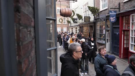 Larga-Cola-Para-Llegar-A-La-Tienda-Del-Comerciante-Fantasma-De-York